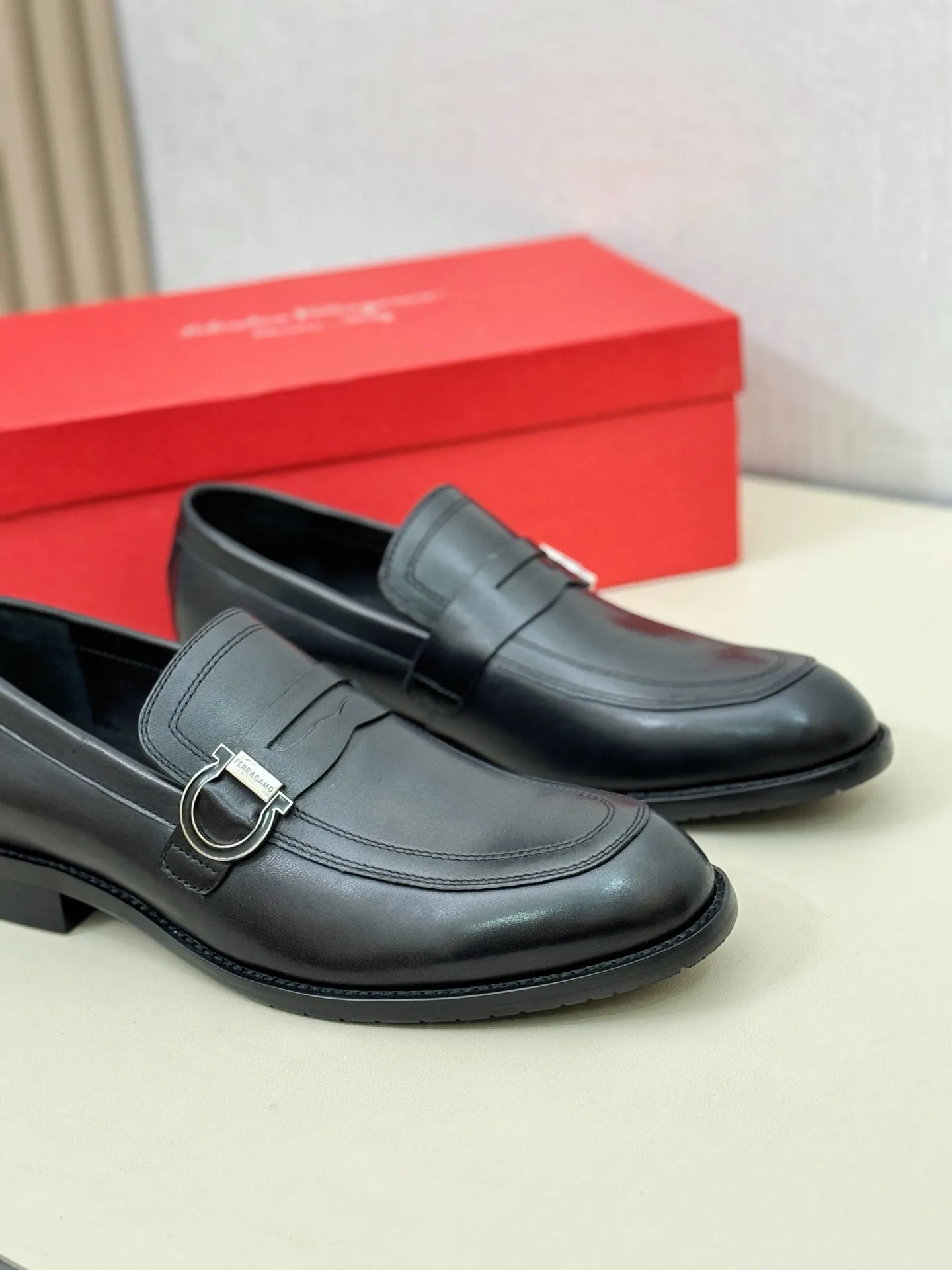 [Ferragamo] P: 560💰 Number of yards: 38~44 (45 orders are non-returnable) Ferragam's new men's formal leather shoes, the fabric is made of imported cowhide, with visible texture, heavy-duty stitching, dyed calfskin inside, standard logo cowhide feet, big-name experience, soft and comfortable on the feet, a men's favorite, special non-slip and wear-resistant rubber soles, easy to handle various occasions, with original box packaging!